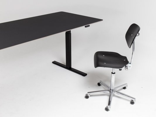 Höhenverstellbarer Schreibtisch ganz in Schwarz