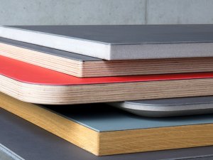Piano di lavoro su misura con bordo in legno
