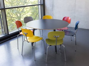 ¿Cuánto espacio necesita una mesa con tablero redondo?