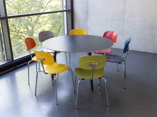 Round conference table for the small discussion group