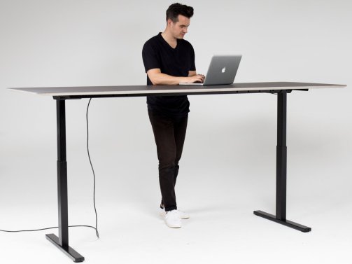 El escritorio ergonómico, regulable en altura, negro