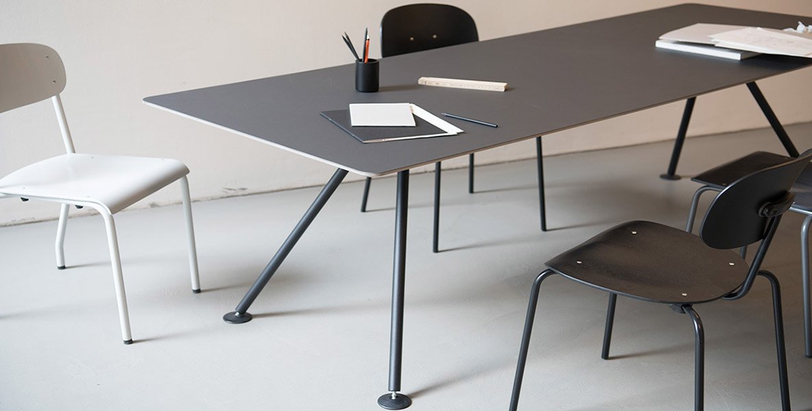 Una gran superficie: el negro del escritorio