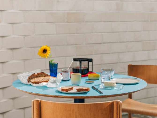 Mesas de comedor de varios colores y formas