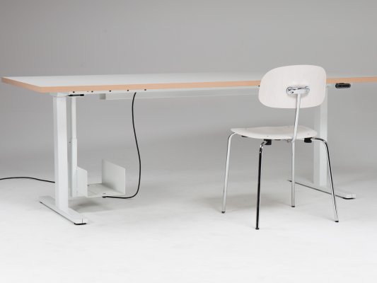 Höhenverstellbarer Schreibtisch ganz in Weiß