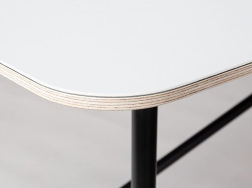 Die Oberseite: Solide Melamin-Tischplatte oder farbenfrohe Linoleum-Tischplatte