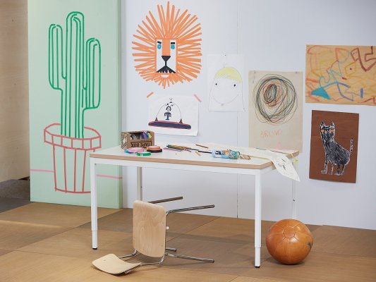 A height-adjustable children's desk in white: Useable for years to come