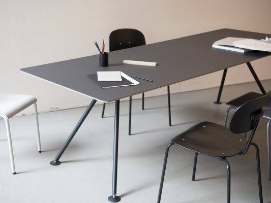 Schreibtisch, groß, grau