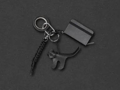Schwarzer Bag Charm mit Anhänger aus Leder