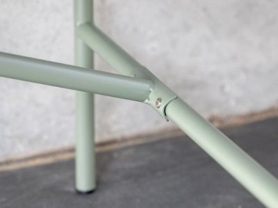 Un tavolo in tubi d'acciaio