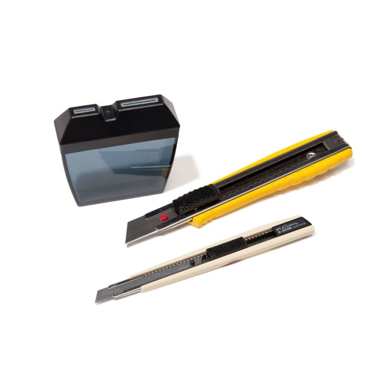 Blade breaker for snap-off blades