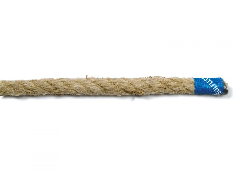 Corda di canapa avvolta su fondo bianco, fibra per lavori
