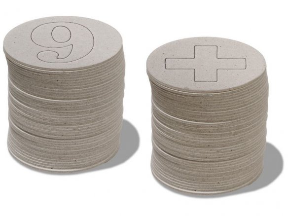 Numeri e lettere di cartone grigio